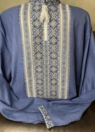 Стильна чоловіча вишиванка ручної роботи на синьому полотні. ч-18336 фото