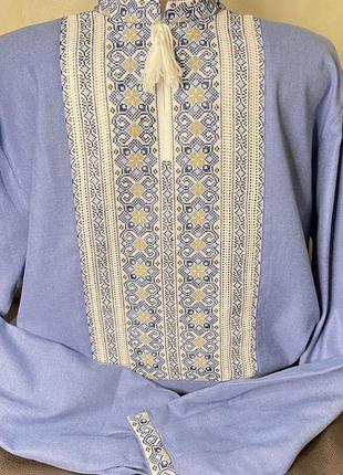 Стильна чоловіча вишиванка ручної роботи на синьому полотні. ч-18332 фото