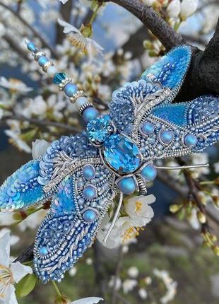 Блакитна брошка бабка з кристалами сваровські1 фото