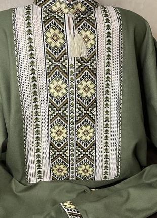 Стильна чоловіча вишиванка на зеленому домотканому полотні. ч-18371 фото