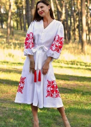 Дизайнерское платье-халат из льна с объемной вышивкой