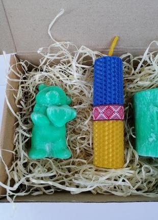 Подарунковий набір свічок із пальмового воску + вощина. патріотичний подарунок2 фото