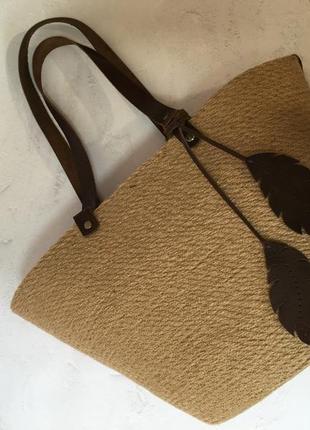 Оригинальная сумка на из джута с кожаной фурнитурой и декором1 фото