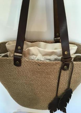 Оригинальная сумка на из джута с кожаной фурнитурой и декором3 фото
