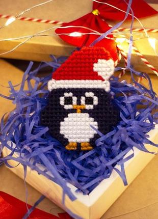 Пингвин в новогодней шапочке - брошка/значок1 фото