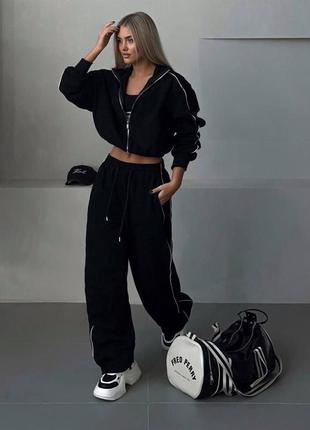 Модный спортивный костюм с кантом кофта на замочке молнии свободного кроя с лампасами брюки с высокой посадкой на резинке7 фото