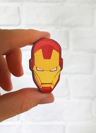 Деревянный значок "iron man"5 фото