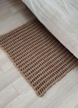 Маленький плетений килимок. джутовий килим ручної роботи. в'язаний килим.