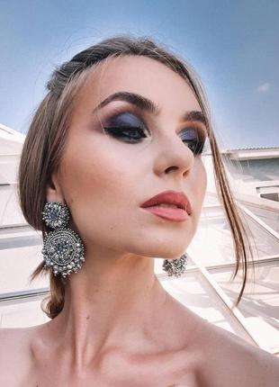 Розкішні сережки з бісеру сріблястого кольору