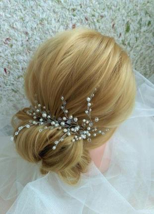 Набір весільних прикрас: кришталева гілочка в зачіску з перлинних намиста і сережки білого кольору3 фото
