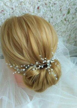 Набір весільних прикрас: кришталева гілочка в зачіску з перлинних намиста і сережки білого кольору5 фото