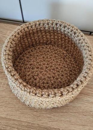 Кругла плетена корзинка. маленький в'язаний джутовий кошик. органайзер.