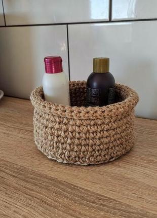 Кругла плетена корзинка. маленький в'язаний джутовий кошик. органайзер.