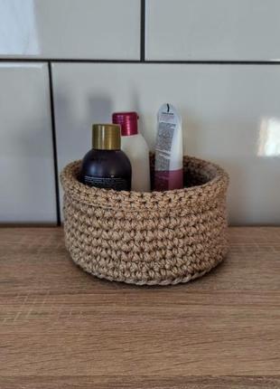 Кругла плетена корзинка. маленький в'язаний джутовий кошик. органайзер.