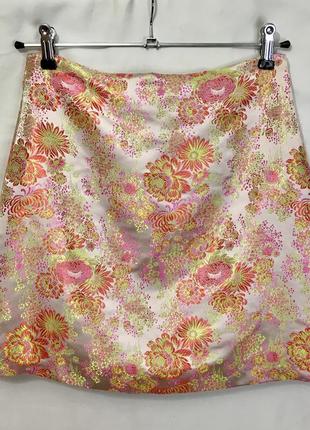 Яркая шелковая мини юбка с вышивкой в цветочный принт5 фото