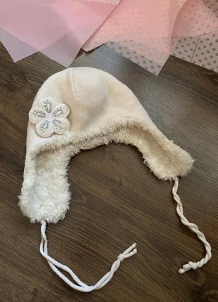 Біла шапка-вушанка з хутром