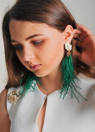 Яскраві красиві сережки з пір'я смарагдового кольору