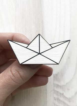 Значок из дерева "кораблик оригами"2 фото