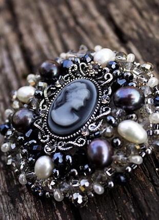 Брошь с камеей расшитая натуральным жемчугом и кристаллами