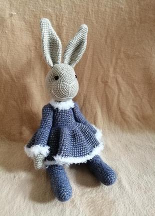 Іграшка кролик в синій сукні