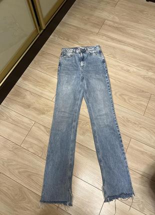 Прямые джинсы с разрезами zara в идеальном состоянии.размер 36 будут на xs-s.цвет голубой1 фото