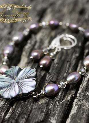 Браслет з натуральних перлів, квітки перламутру та кришталевих намистинок3 фото