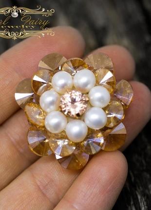 Брошка з натуральних перлів та кристалів квітка3 фото