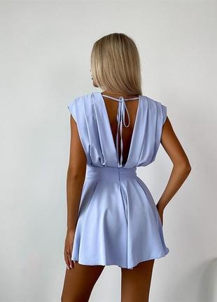 Платье короткое с вырезом в зоне декольте свободного кроя качественное стильное с открытой спиной голубая лавандовая2 фото