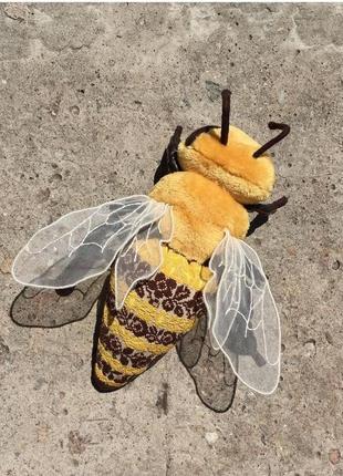 Пчела с вышивкой