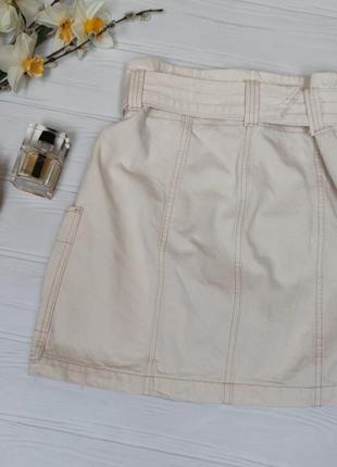 Джинсовая юбка с накладными карманами карго молочная сливочная5 фото