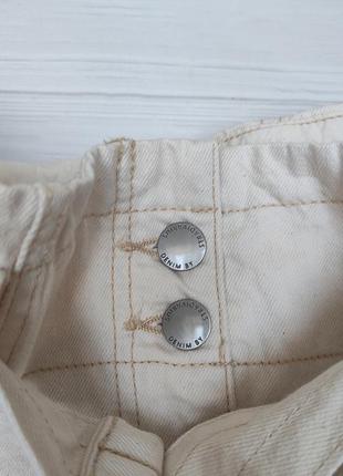 Джинсовая юбка с накладными карманами карго молочная сливочная3 фото