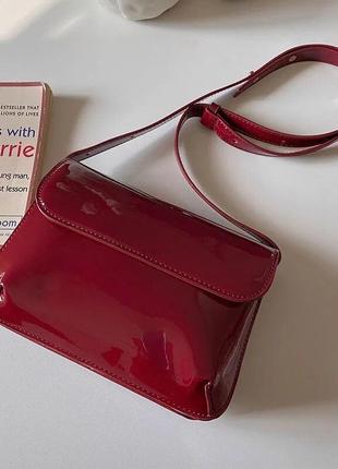Лакированная темно-красная сумка тренд сезона9 фото