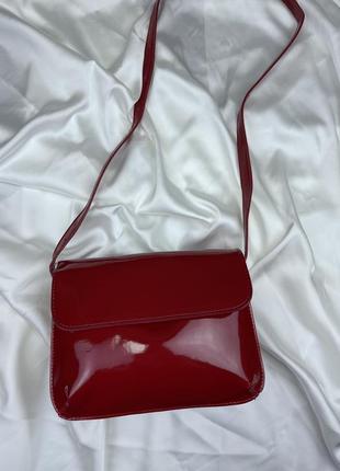 Лакированная темно-красная сумка тренд сезона