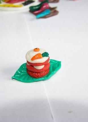 Їжа для ляльок барбі та лол ручної роботи морквяне тістечко на тарілці-листці4 фото