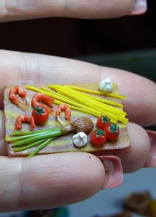 Їжа для ляльок барбі і лол ручної роботи спагетті з креветками та овочами2 фото