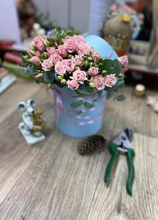 Коробка с цветами и макаронами1 фото