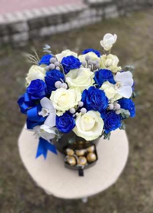 Шляпна коробка із синіми розами