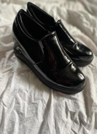 Классические туфли слипоны женские лаковые черные на платформе 41 г.2 фото
