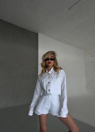 Костюм жіночий укорочена куртка на гудзиках шорти на високій посадці якісний стильний трендовий білий малиновий