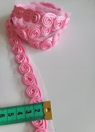 Тесьма, вышитая объемной атласной лентой&nbsp; в виде&nbsp; роз, на сетке. ширина цветка 1.5 см