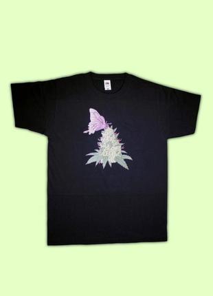 Чорна футболка з коноплями та рожевим метеликом з грубого котону fruit of the loom1 фото