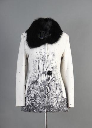 Очень изящное и необычное белое пальто! (сток)