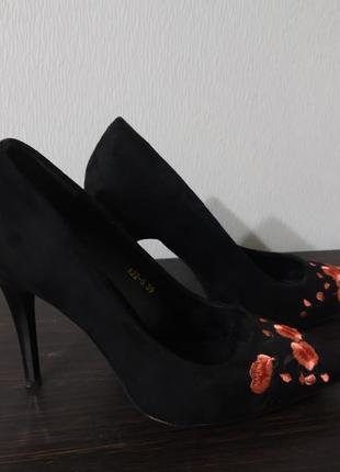 Чорні замшеві туфлі з квітами2 фото