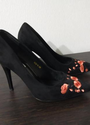 Чорні замшеві туфлі з квітами5 фото