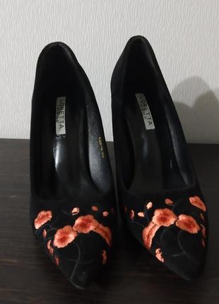 Черные замшевые туфли с цветами6 фото