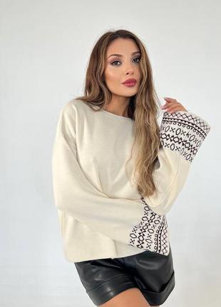 Об'ємний теплий светр із фактурної пряжі з орнаменом білий