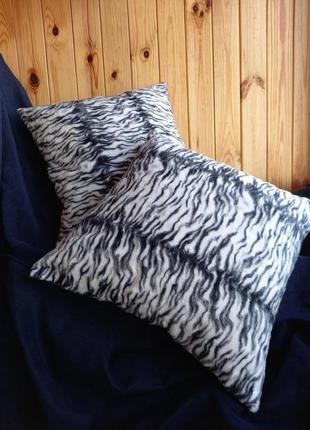 Комплект декоративних подушок зі штучного хутра 2шт  .10 фото