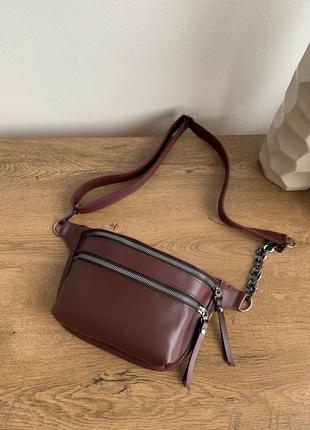 Стильная бананка бордового цвета