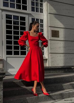 Классическое платье длины меди с длинными рукавами на манжете красный