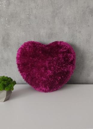 Декоративна малинова подушка у вигляді серця2 фото